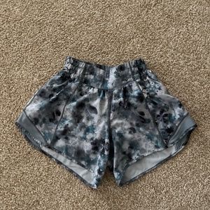 Lululemon Short 2.5” Hotty Hot